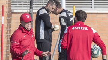 Javier Aguirre, con los guardametas del Legan&eacute;s y Joseba Ituarte, preparador de porteros.