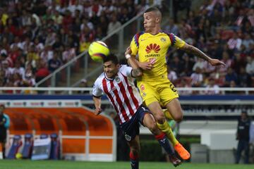 Mateus Uribe disputa un balón por arriba.