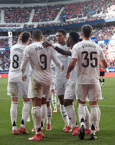 Los jugadores del Real Madrid celebran el 0-1 de Kylian Mbappé al Osasuna.