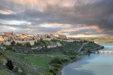 Este pequeño pueblo segoviano de unos 100 hatitantes se encuentra al nordeste de la provincia. Lo encontramos sobre un cerro rocoso asomado sobre el embalse de Linares que rodea toda la localidad. Su casco urbano está declarado bien de interés cultural, por su conjunto histórico. Esta villa medieval fue un importante núcleo defensivo en la frontera del Duero en esos tiempos lo que le dotó de murallas y un castillo. Conserva la puerta de entrada, el Arco de la Villa, con sus puertas blindadas y los elementos defensivos. Destaca la Iglesia de Santa María del Castillo con restos arquitectónicos del estilo románico y califal, que además alberga una momia no identificada con exactitud hasta la fecha. En las afueras del pueblo nos encontramos la Ermita románica de la Vera Cruz, en donde se encontraban unos valiosos frescos del siglo XII, que fueron retirados al Museo del Prado de Madrid en 1947, para protegerlos de posibles inundaciones. El entorno natural de la localidad también merece una visita ya que está integrado dentro del Parque natural Hoces del Río Riaza en el que, entre otras especies, se pueden observar una gran variedad de aves donde el buitre leonado es el rey. 