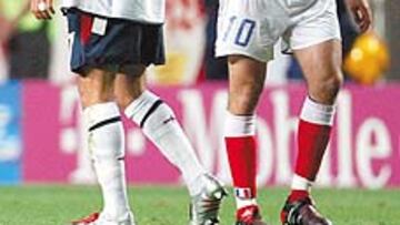 <b>COMPASIVO. </b>Zidane consuela a Beckham, que falló un penalti.