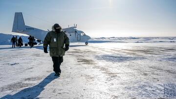 El secretario de la Marina, Carlos del Toro, desembarca en Deadhorse Aviation Center East Hanger durante la Operación Ice Camp