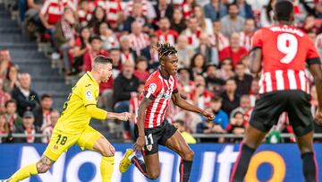 BILBAO, 30/10/2022.- El delantero del Athletic Club de Bilbao Nico Williams (d) se escapa de Alberto Moreno, del Villarreal, durante el partido de la jornada 12 de Liga en Primera División que se disputa este domingo en el estadio de San Mamés, en Bilbao. EFE/Javier Zorrilla
