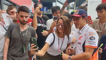 Márquez ha firmado muchos autógrafos en la trastienda del box.