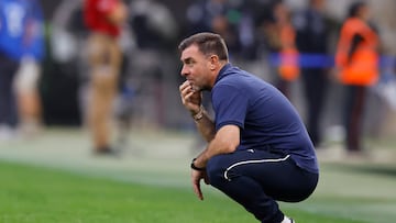 GUADALAJARA (MÉXICO), 15/04/2025.- El entrenador de Puebla Pablo Guede reacciona este martes en un partido de la jornada 16 del torneo clausura 2025 de la liga mexicana de fútbol disputado en el Estadio Akron, en Guadalajara (México). EFE/Francisco Guasco
