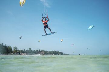 Las playas de Zanzíbar (Tanzania) atraen a miles de personas para practicar kitesurf, un deporte extremo de deslizamiento sobre el agua en el que el viento propulsa una cometa de tracción unida al cuerpo del deportista mediante un arnés, para navegar en una tabla sobre las olas o realizar maniobras en el aire.