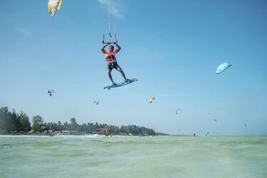 Las playas de Zanzíbar (Tanzania) atraen a miles de personas para practicar kitesurf, un deporte extremo de deslizamiento sobre el agua en el que el viento propulsa una cometa de tracción unida al cuerpo del deportista mediante un arnés, para navegar en una tabla sobre las olas o realizar maniobras en el aire.