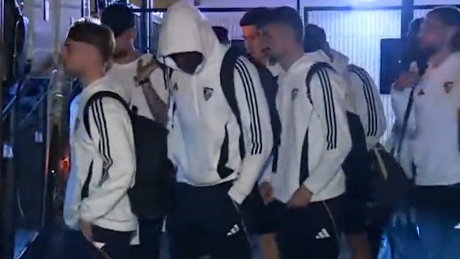 Sevilla al borde del abismo: Aficionados estallan contra el equipo