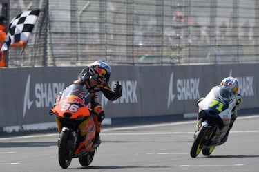 Daniel Holgado cruza la línea de meta.