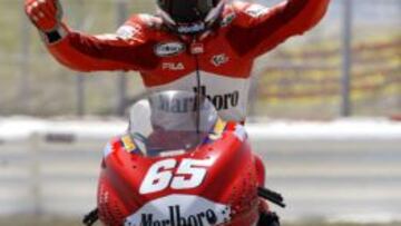 Loris Capirossi ganando el Gp de Catalu&ntilde;a en Montmel&oacute; el 15 de junio de 2003