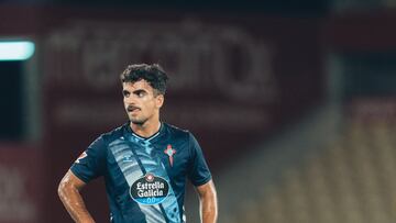 Damián Rodríguez se dispone a sacar una falta durante un partido amistoso de pretemporada.