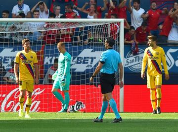 Sergi Roberto, Marc-André ter Stegen y Gerard Piqué, tras el gol de Roberto Torres. 
