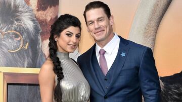 Shay Shariatzadeh y John Cena en el estreno de "Dolittle" de Universal Pictures en el Regency Village Theatre el 11 de enero de 2020 en Westwood, California.