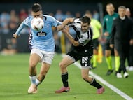 Manu Fernandez y Giannis Konstantelias pugnan por el balón durante el partido entre el Celta y el PAOK disputado en Balaídos.