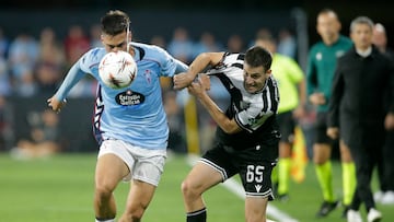 Manu Fernandez y Giannis Konstantelias pugnan por el balón durante el partido entre el Celta y el PAOK disputado en Balaídos.
