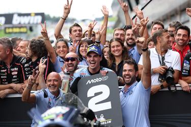 Fermín Aldeguer, del equipo BK8 Gresini Racing MotoGP, celebra con su equipo tras finalizar segundo en el Gran Premio de Austria. 