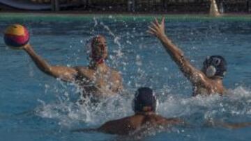 Xavi García (i), ante la defensa de los jugadores rumanos.