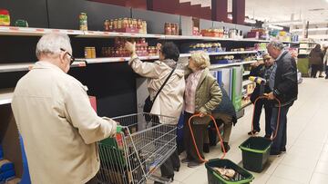 MADRID, SPAIN - MARCH 10: People shopping for the last stock in Mercadona supermarket in Madrid&#039;s Hortaleza district on March 10, 2020 in Madrid, Spain. The number of people confirmed to be infected with the coronavirus (COVID-19) in Spain has increa