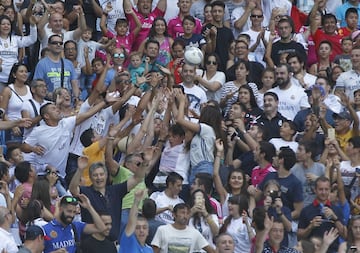 Muchos seguidores se acercaron al Santiago Bernabéu para apoyar al canterano.