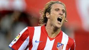 <strong>SEÑORIAL.</strong> Forlán sentenció el partido, el Pichichi y la Bota de Oro con un zurdazo desde fuera del área.