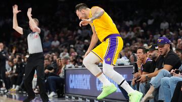 Luka Doncic durante la primera mitad del partido de pretemporada de la NBA contra los Phoenix Suns en el Mortgage Matchup Center el 14 de octubre de 2025 en Phoenix, Arizona.