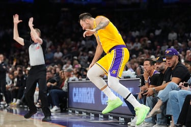 Luka Doncic durante la primera mitad del partido de pretemporada de la NBA contra los Phoenix Suns en el Mortgage Matchup Center el 14 de octubre de 2025 en Phoenix, Arizona.