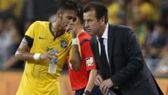 Neymar habla con el seleccionador brasile&ntilde;o, Dunga, durante la victoria (4-0) ante Jap&oacute;n.