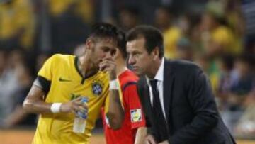 Neymar habla con el seleccionador brasileño, Dunga, durante la victoria (4-0) ante Japón.