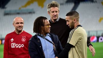 Soccer Football - Champions League - Ajax Amsterdam Training - Allianz Stadium, Turin, Italy - April 15, 2019   Ajax&#039;s Hakim Ziyech with Edgar Davids and Edwin van der Sar during training   REUTERS/Massimo Pinca