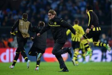 El t&eacute;cnico del Borussia Jurgen Klopp celebra la clasificaci&oacute;n de su equipo para las semifinales de la Champions.