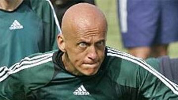 <b>INAUGURACIÓN</B>. Collina pitará el partido inaugural entre Portugal y Grecia.