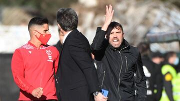 Eduardo Coudet, entrenador del Celta, se encara con el banquillo del Real Madrid.