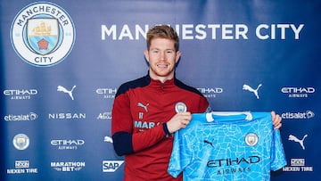 Kevin De Bruyne durante la firma de su renovaci&oacute;n de contrato