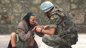 Soldado español de UNPROFOR ayudando a una mujer en Bosnia (1998)