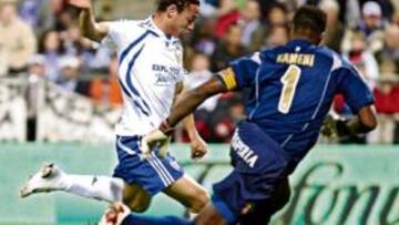 <b>REACCIÓN. </b>Oliveira llega en ventaja al segundo palo de Kameni para terminar el pase de Diego Milito: era el 2-3 y luego haría el empate.