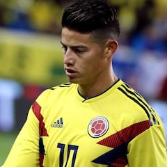 James le regala una camiseta de la Selección al Papa