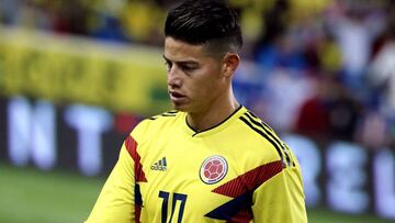 James le regala una camiseta de la Selecci&oacute;n al Papa