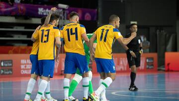 Brasil sufrió veinte minutos, pero a octavos como Portugal