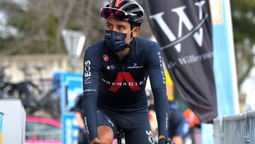 Egan Bernal antes de una carrera con Ineos Grenadiers.