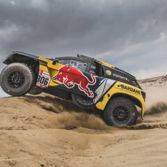 Loeb irrumpe con el Peugeot y Sainz se la devuelve a Al Attiyah
