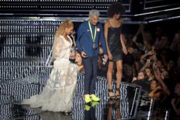 La ganadora del video del año, Beyonce con Jimmy Fallon 