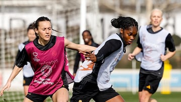 Linda Caicedo y Hayley Rasso en entrenamiento del Real Madrid.