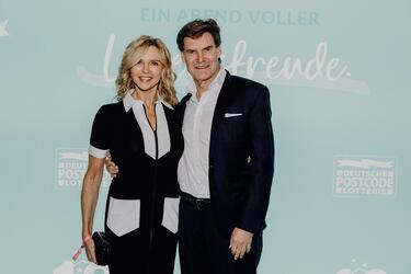Carsten Maschmeyer junto a Veronica Ferres durante el décimo aniversario de la fundación de Toni Kroos.