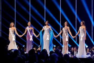 Miss Australia Moraya Wilson, Miss Puerto Rico Karla Guilfu, Miss Nicaragua Sheynnis Palacios, Miss Tailandia Anntonia Porsild y Miss Colombia Camila Avella, las cinco finalistas principales, participan en el 72º concurso Miss Universo en San Salvador