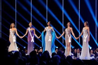 Miss Australia Moraya Wilson, Miss Puerto Rico Karla Guilfu, Miss Nicaragua Sheynnis Palacios, Miss Tailandia Anntonia Porsild y Miss Colombia Camila Avella, las cinco finalistas principales, participan en el 72º concurso Miss Universo en San Salvador