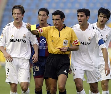 Debutó con el Figueirense y lo fichó el Ajax, quien primero lo cedió al Real Madrid en la temporada 2005/2006 y luego lo vendió al Deportivo de la Coruña, donde estuvo 4 temporadas. 