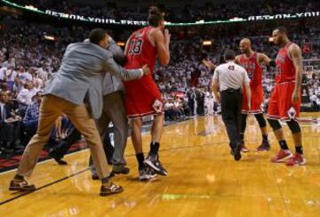 Joakim Noah fue descalificado.