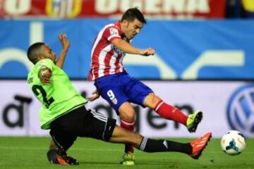 David Villa chuta ante Loties.