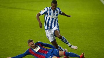 Alexander Isak pugna por el bal&oacute;n durante el partido de LaLiga Santander entre el Eibar y la Real Sociedad.