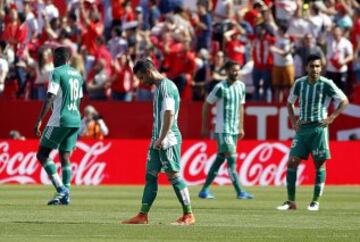 Los jugadores del Betis cabizbajos tras encajar el primer gol del Sevilla.